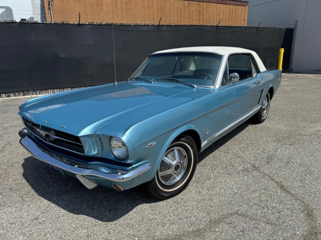 Ford Mustang - COUPE BLEUE TOIT VINYLE BLANC 1965